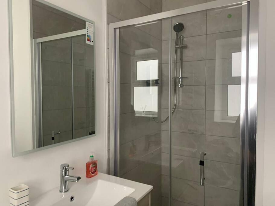 Modern Apartment With Sea Views Портръш Екстериор снимка
