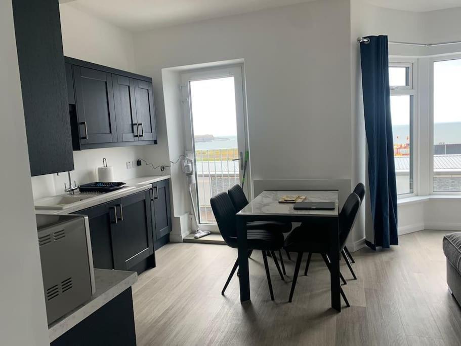 Modern Apartment With Sea Views Портръш Екстериор снимка
