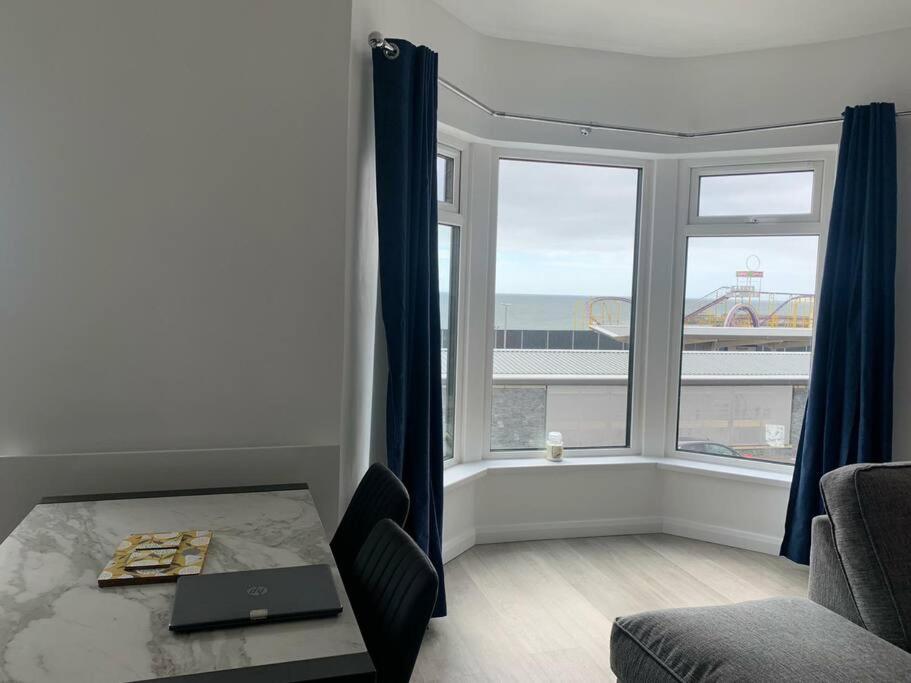 Modern Apartment With Sea Views Портръш Екстериор снимка