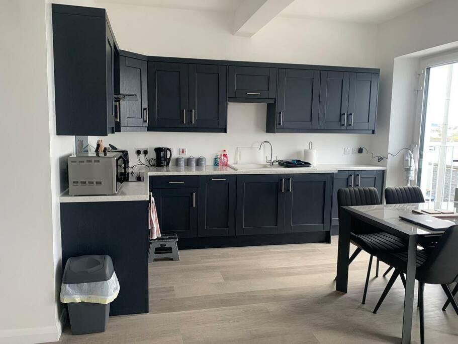 Modern Apartment With Sea Views Портръш Екстериор снимка